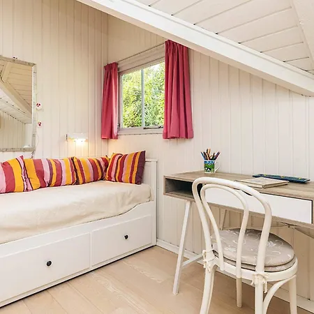 8 Person In Feriehus Bogø By